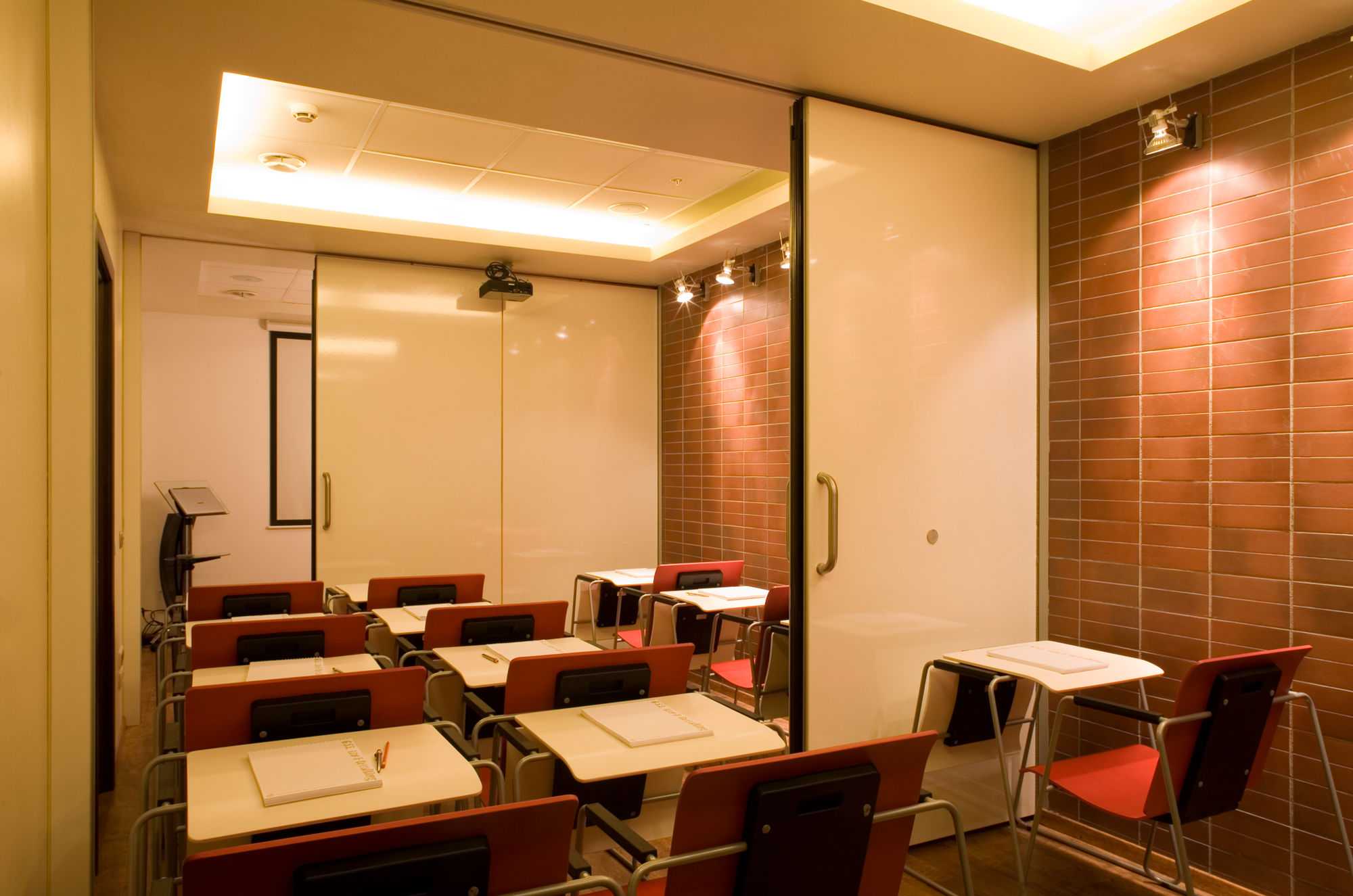 Photo Deaf sliding partitions NAYADA Hufcor